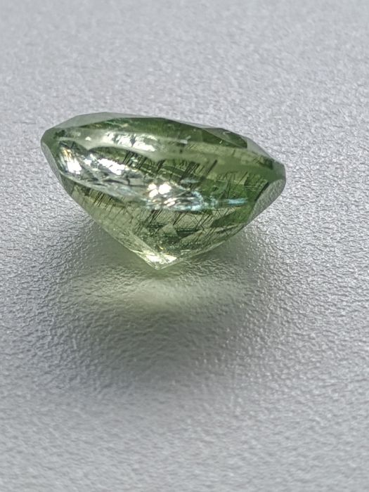 Перидот с рутил косите на Венера огромен