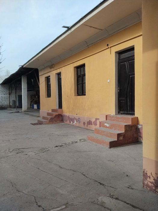 Assalomu aleykum  5 sotix 4 xona uy sotiladi