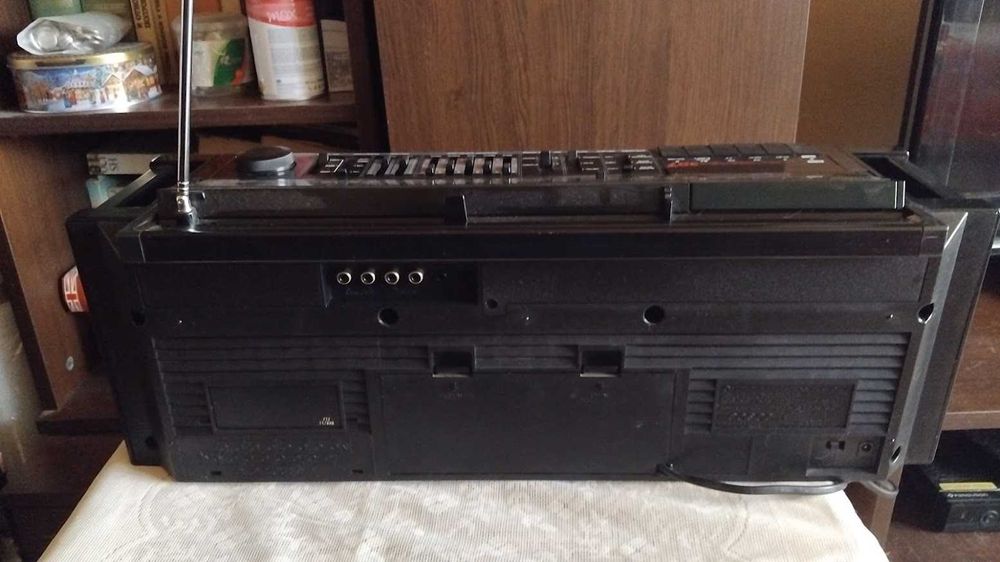 Радиокасетофон Hitachi TRK-7620E 3D Super Woofer