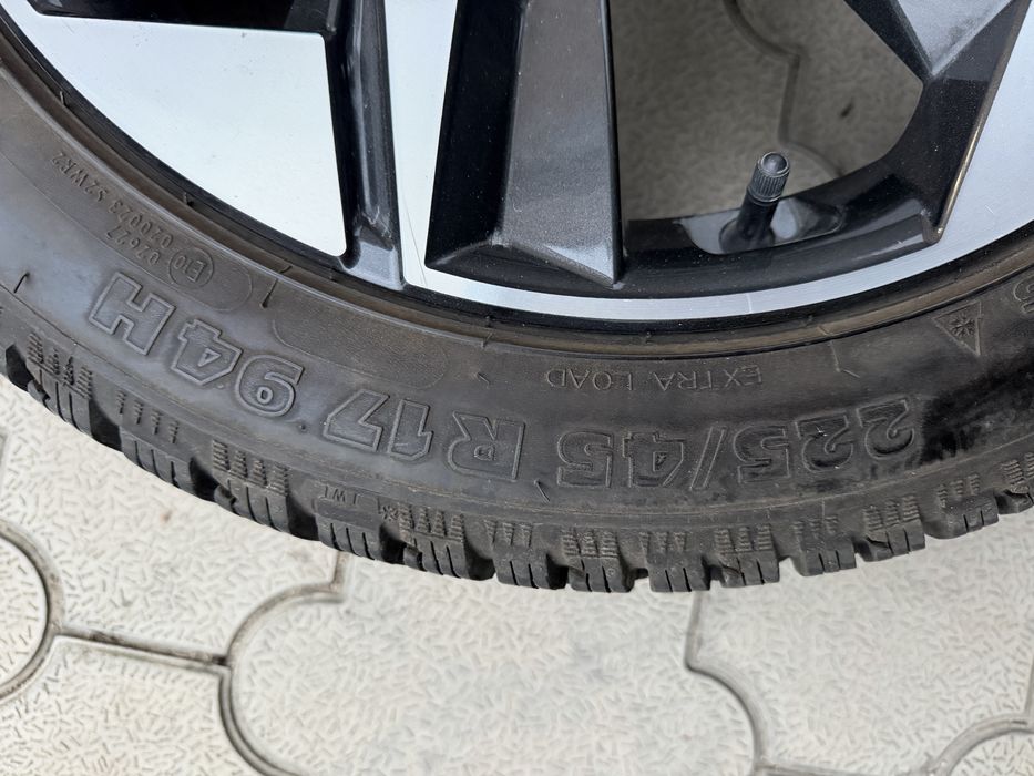 Продам зимние резины 225/45/17