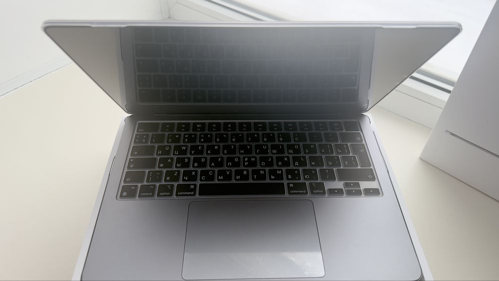 Продам Apple MacBook Air 13 2022 (MC7U4RU/A)
