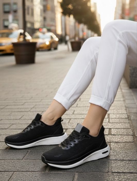 Дамски маратонки в бяло и черно от текстилна мрежа 2026