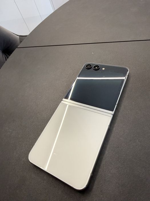 Samsung Galaxy Z Flip 5 – 256 GB