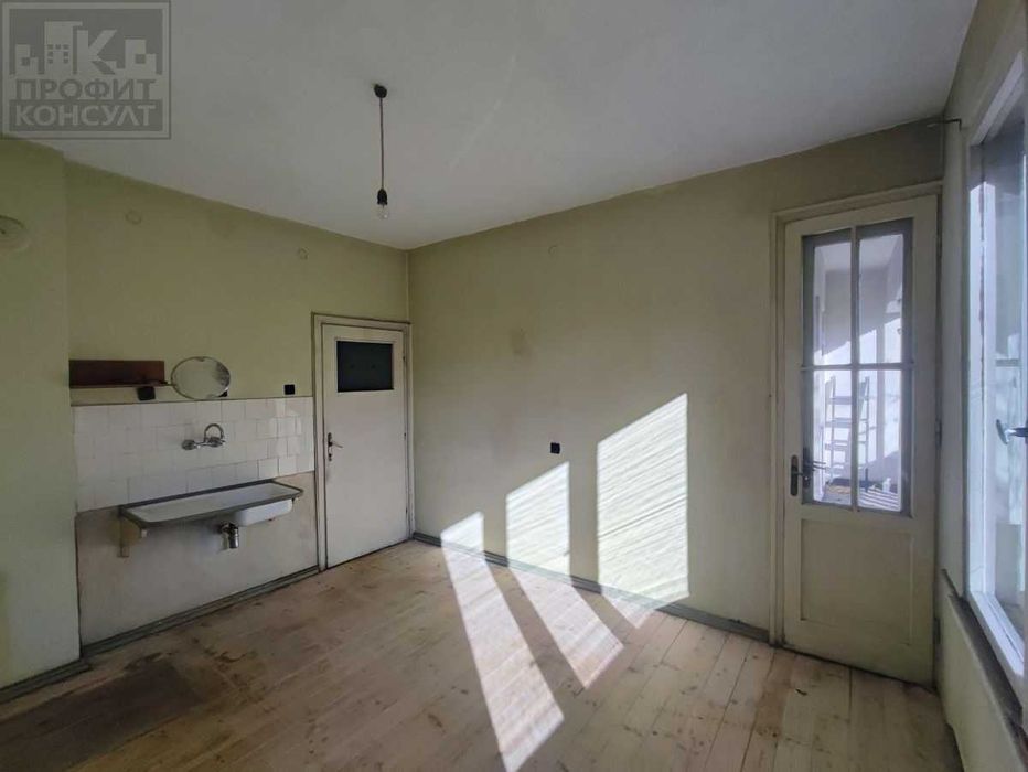 Тристаен апартамент с гараж в идеален център