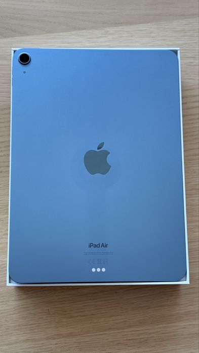 Продавам iPad Air 5 64GB син