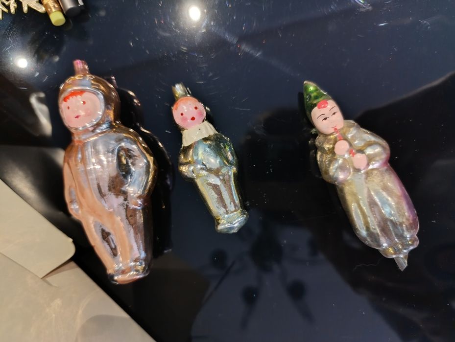 Старинные новогодние игрушки космонавты и клоун с дудочкой на прищепке