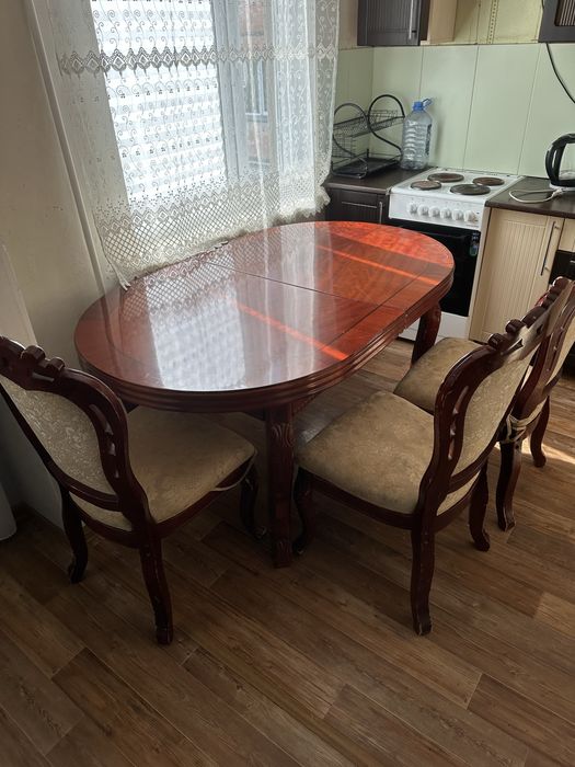Стол и стулья продам