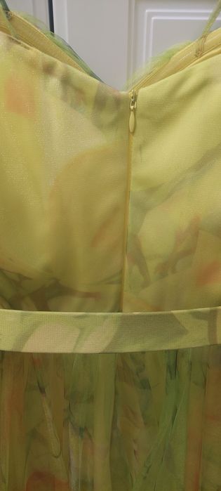 Rochie cu trandafiri 3D pe umeri