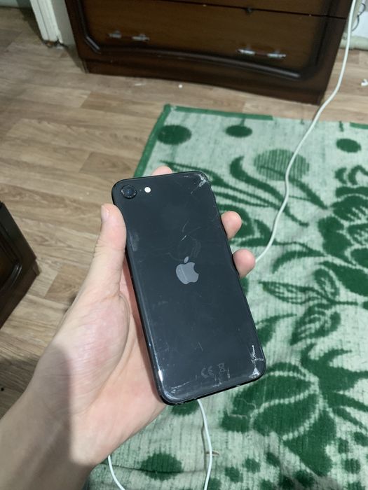 Продам Iphone Se 2020