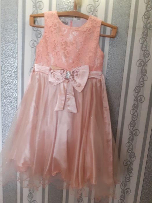 Продам платья нарядное,красивое для девочки,подходит для всех праздник