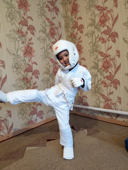 Продаю кимоно и комплект защиты каратэ