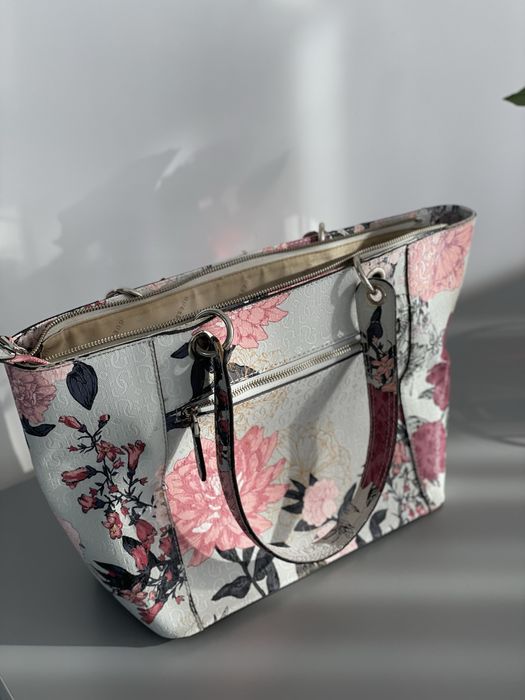 Geanta Guess. In conditii foarte bune