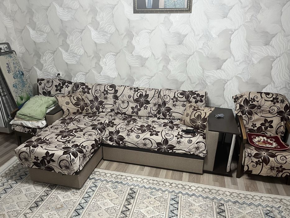 Продам диван с двумя креслами
