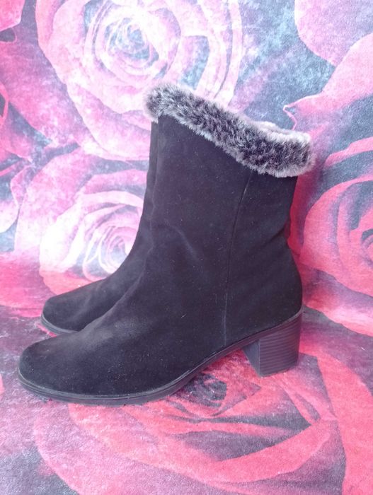Черни Велурени боти със сиво пухче на нисък ток 42 номер