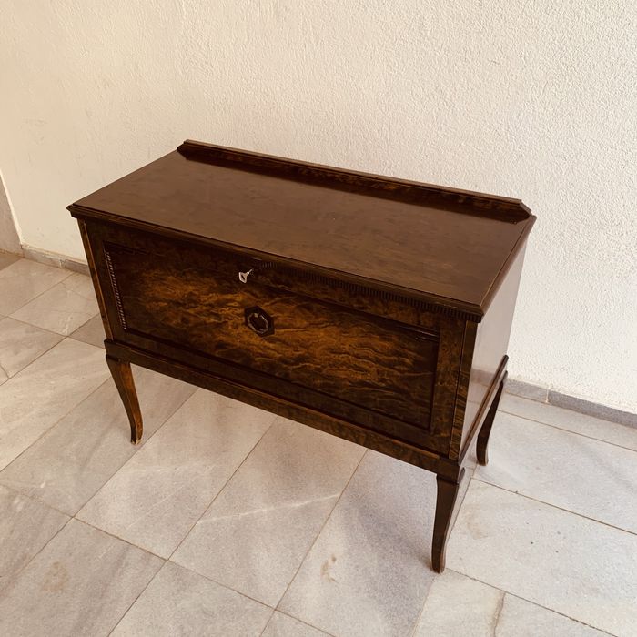 Елегантен винтидж шкаф с падаща врата-стил и история в едно