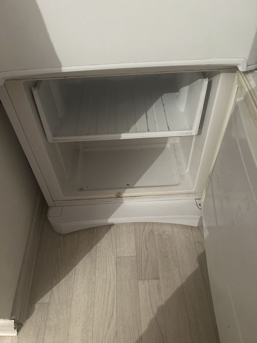 Продам Холодильник 5000