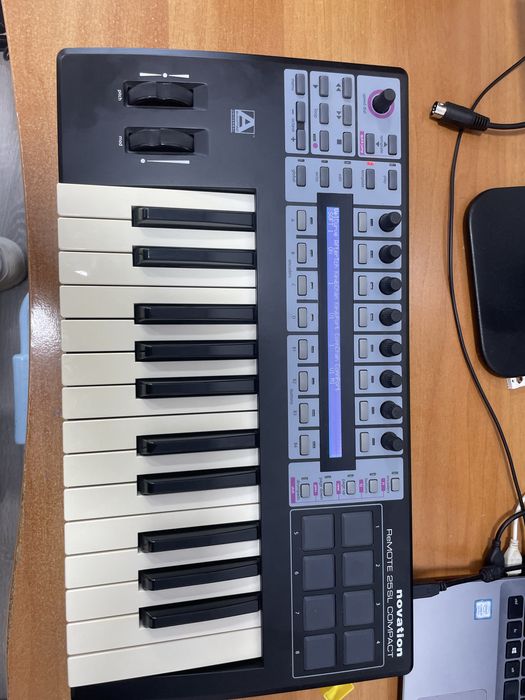 Claviatura midi Novation Remote 25 SL Compact