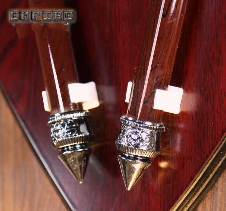 Два броя брадвички с поставка за стена и крепежни елементи