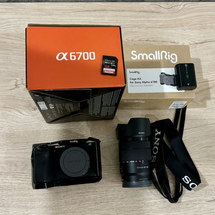 Sony A6700 + 18-135mm Kit + Small rig