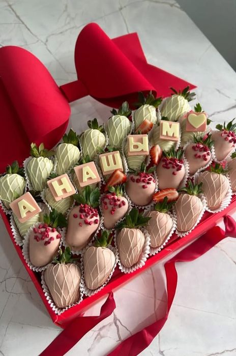 Цветы и клубника