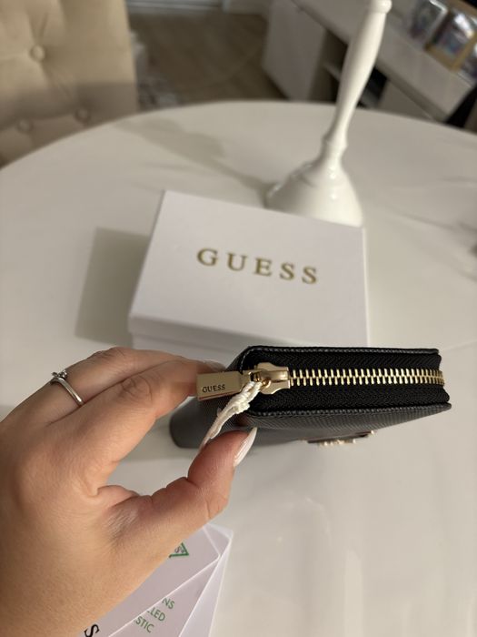 Дамски портфейл Guess