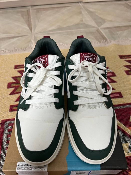 Продам кроссовки