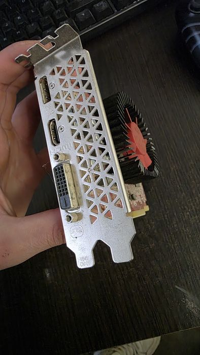 Placa video AMD GPU: Radeon R7 430 (OEM)
Memorie: de obicei 2GB DDR3