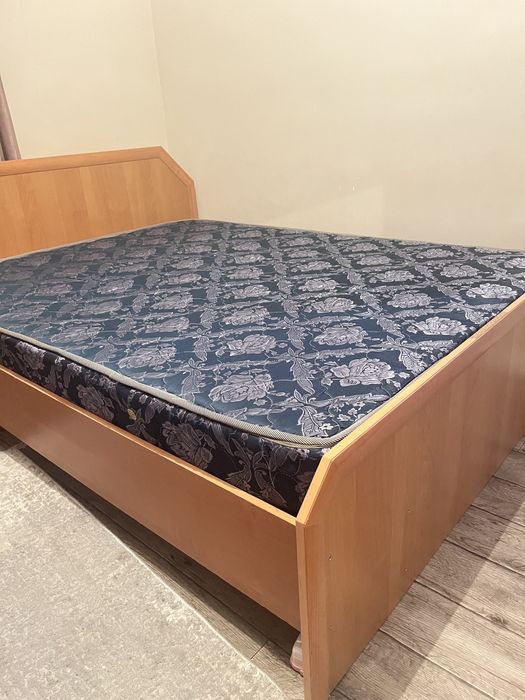 кровать с матрасом