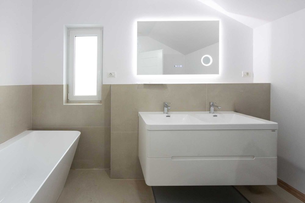 Despartit prin casa scarii! Zona buna! Asfalt! Toate utilitatile!