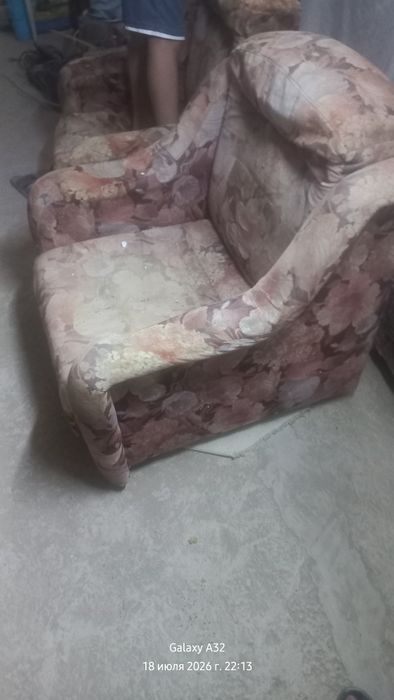 Divan sotiladi yangi ustidan material qoplash kerak