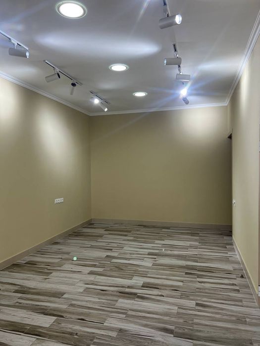 Продаю  Офис. Яшнабадский р-он Авиасозлар-1. У Дороги 60м2. 1-этаж