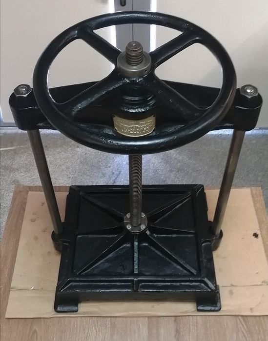 Presa legatorie model istoric