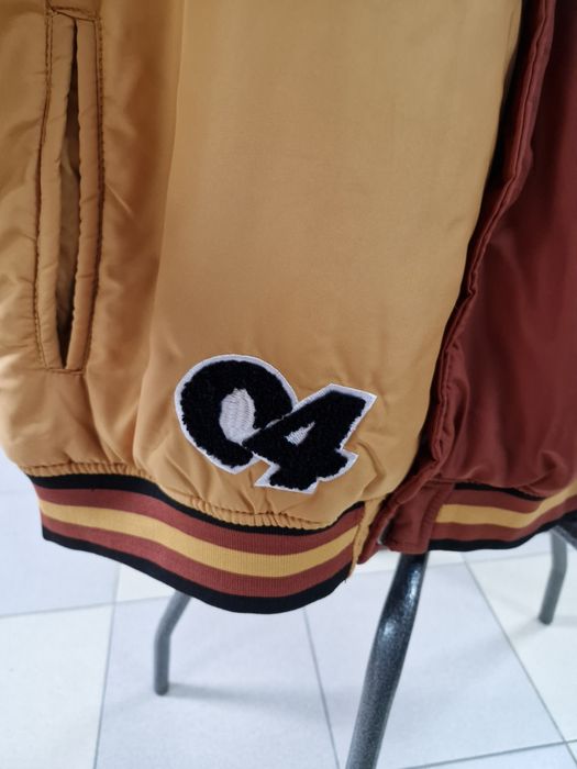 Продам куртка ( бомбер) в идеальном состоянии.