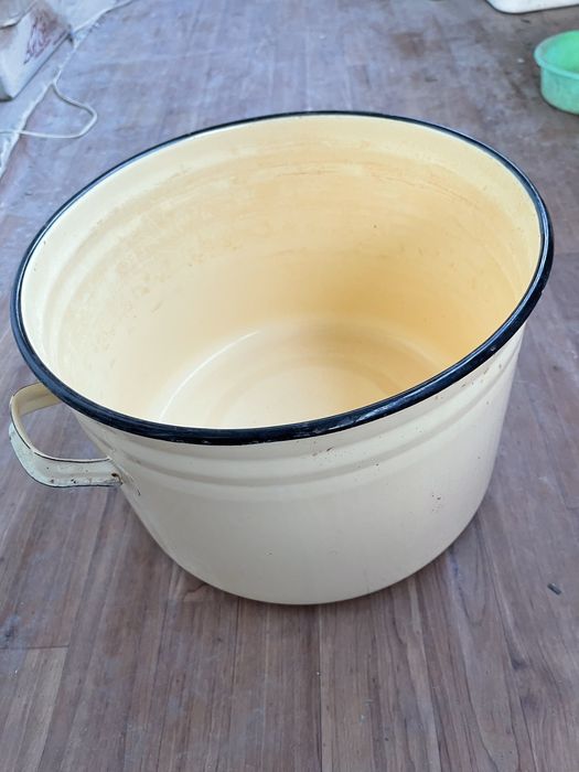 Продается кастрюля  20 литр эмалированная