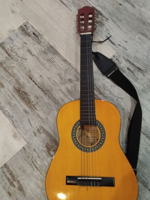 Продавам класическа китара