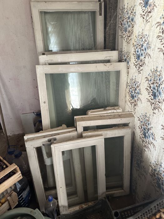 Окна БУ деревянные , белые. со стеклом.