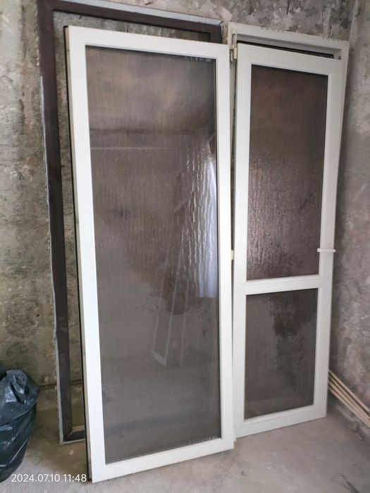 De vânzare  4 uși de termopan, si o vana