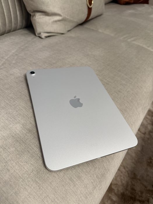 Vând iPad 11” A16 (2025) 128GB Silver + Magic Keyboard Folio ca NOU | Factură & Garanție