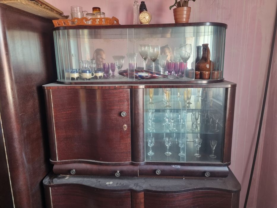 Mobilier vechi si o lampa de biliard