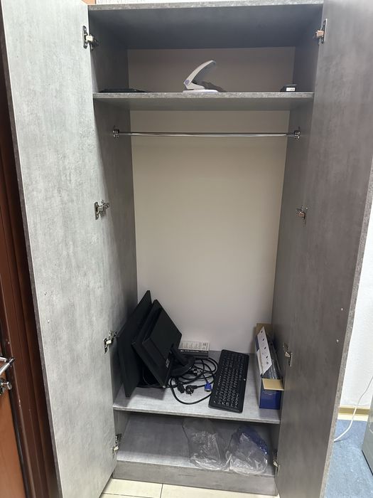 Шкаф для одежды в офис или дом