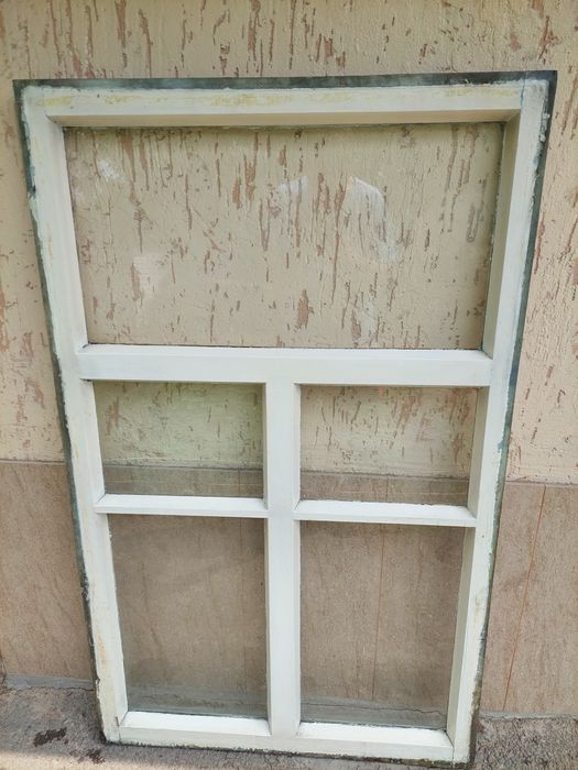 Оконные створки глухие. Размер 1300×800.