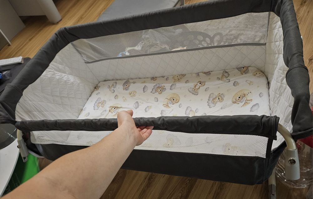 Vând Pătuț Co-sleeper Lionelo Theo – Gri (Stare Foarte Bună)
