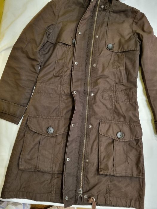 Продавам ватиран шлифер с качулка на фирмата Бенетон