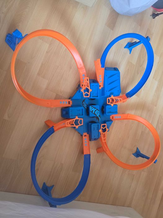 Hot wheels писти 3броя и Гараж