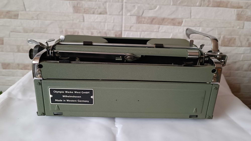 Стара пишеща машина Olympia SM2 - Made in Germany - 1950" година