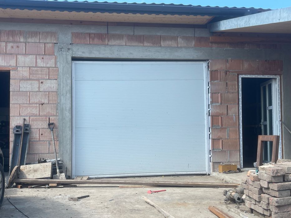 Ușa garaj din panou sandwich