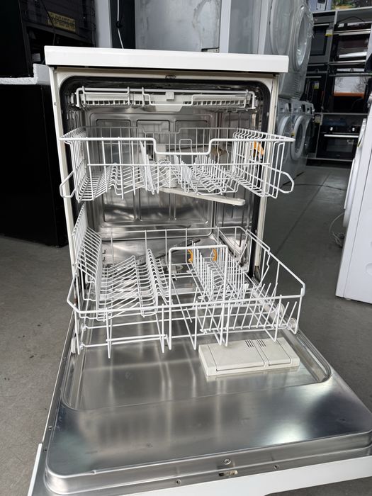 Свободно стояща съдомиялна MIELE 60/см с три кошници.