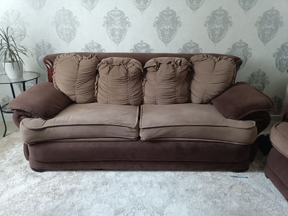 Срочна продав диван дерево