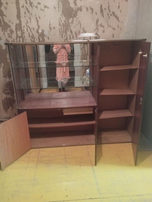 Шкаф для посуды,с полочками