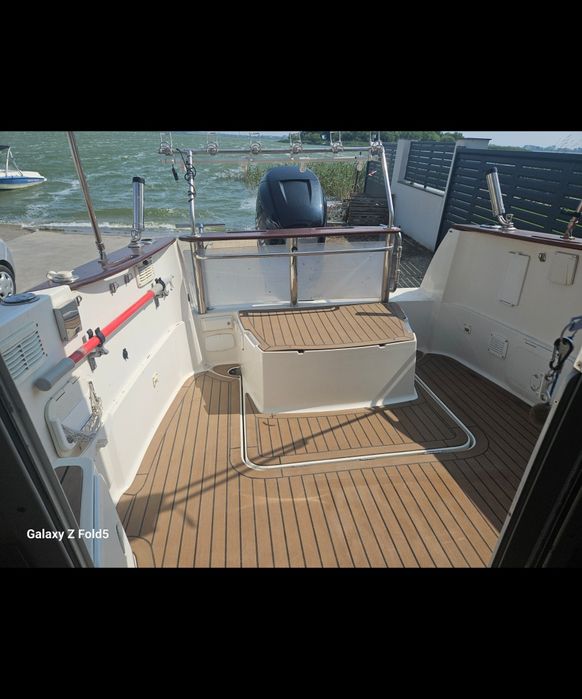 Ansamblu Quicksilver 640 Weekend cu motor Verado 225 cp si peridoc